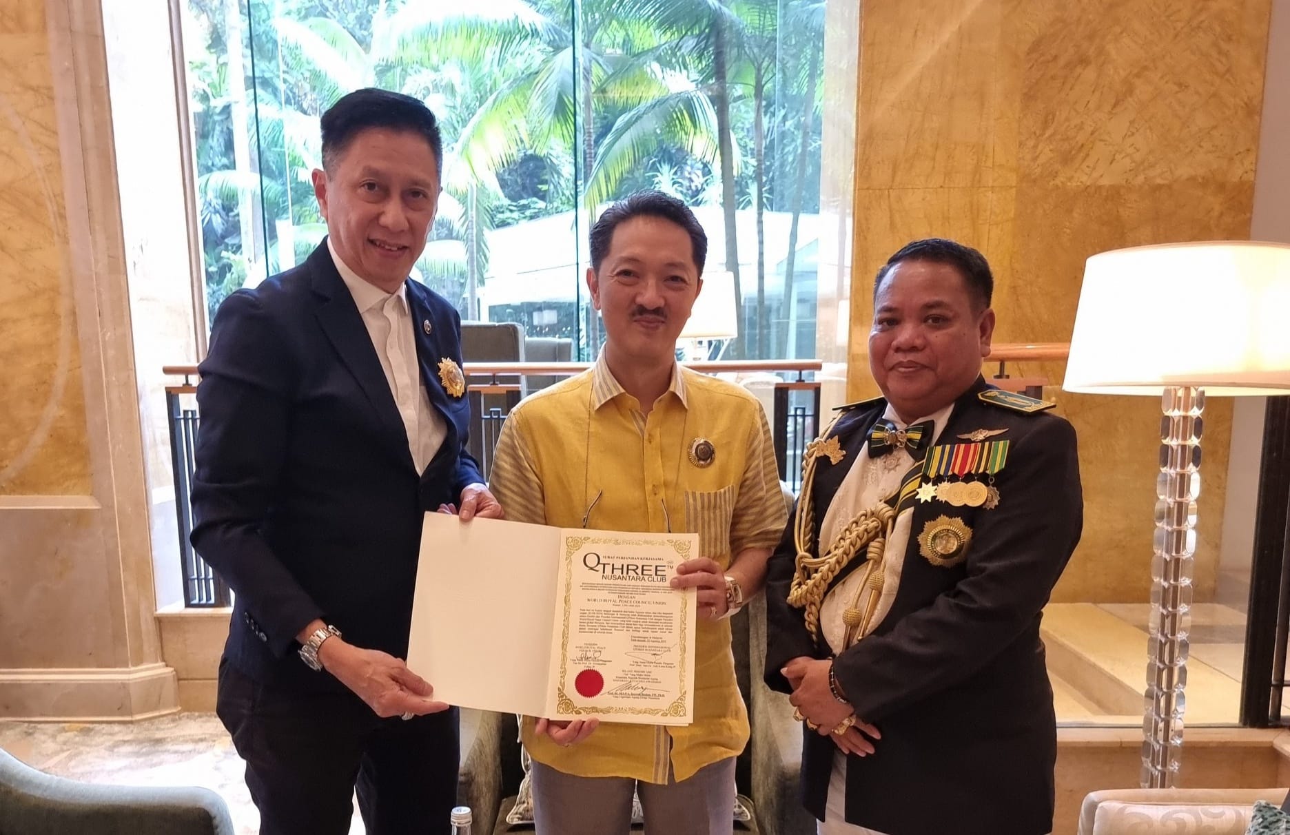 PERTEMUAN MAHARAJA KUTAI MULAWARMAN DENGAN TAN SRI DR. AIXINJUELUO YUHAO, JP, DUTA BESAR GAMBIA DI ASIA TENGGARA
