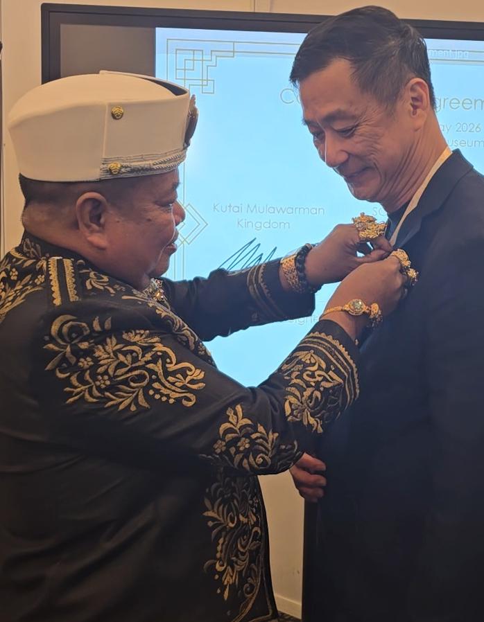 MAHARAJA KUTAI MULAWARMAN SERAHKAN PENGHARGAAN KEPADA JACKSON YEOH DI KUCHING, SARAWAK 